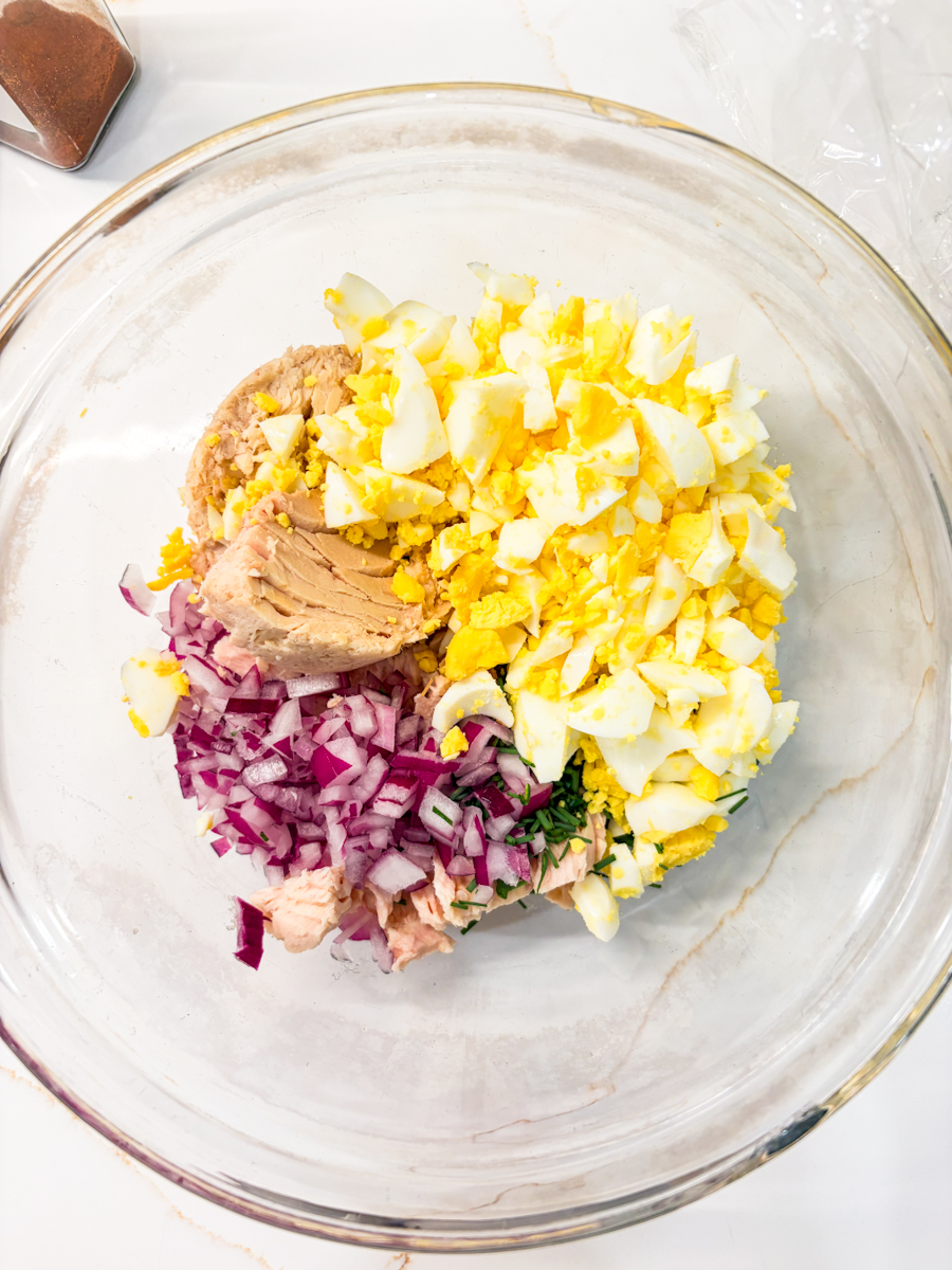 Mix tuna and egg together.